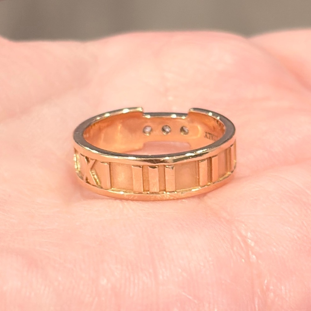 18K Tiffany Atlas Diamond Ring, 750 Rose Gold, Roman Numerals, Size 6 - Picture 12 of 15